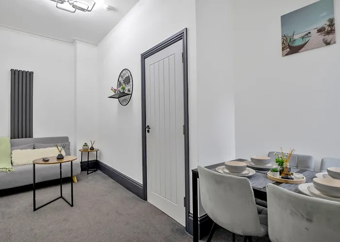 Cozy 2Br Apartment - Free Parking - Equipped Kitchen