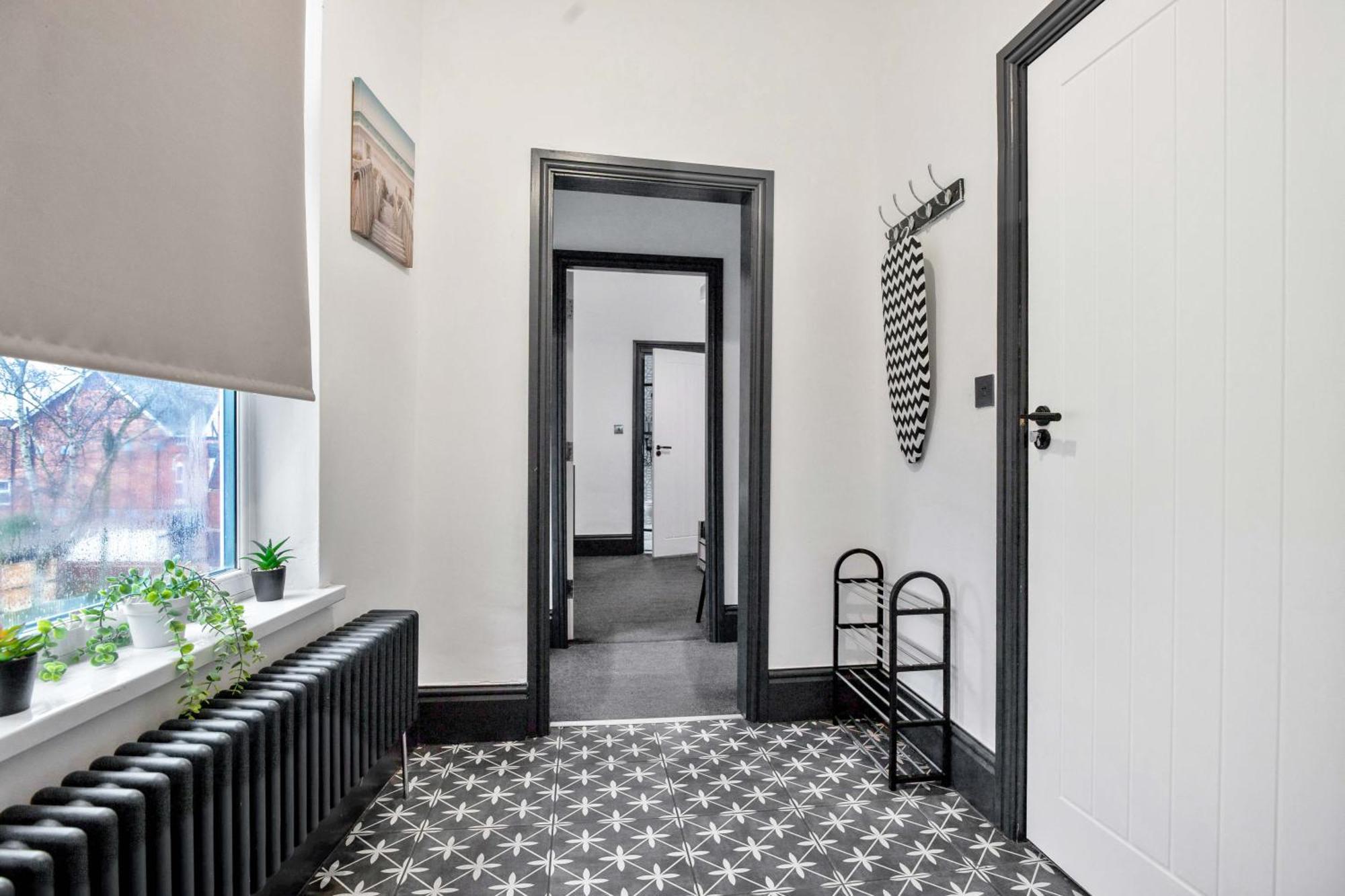 Cozy 2br - Free Parking - Equipped Kitchen Apartment *