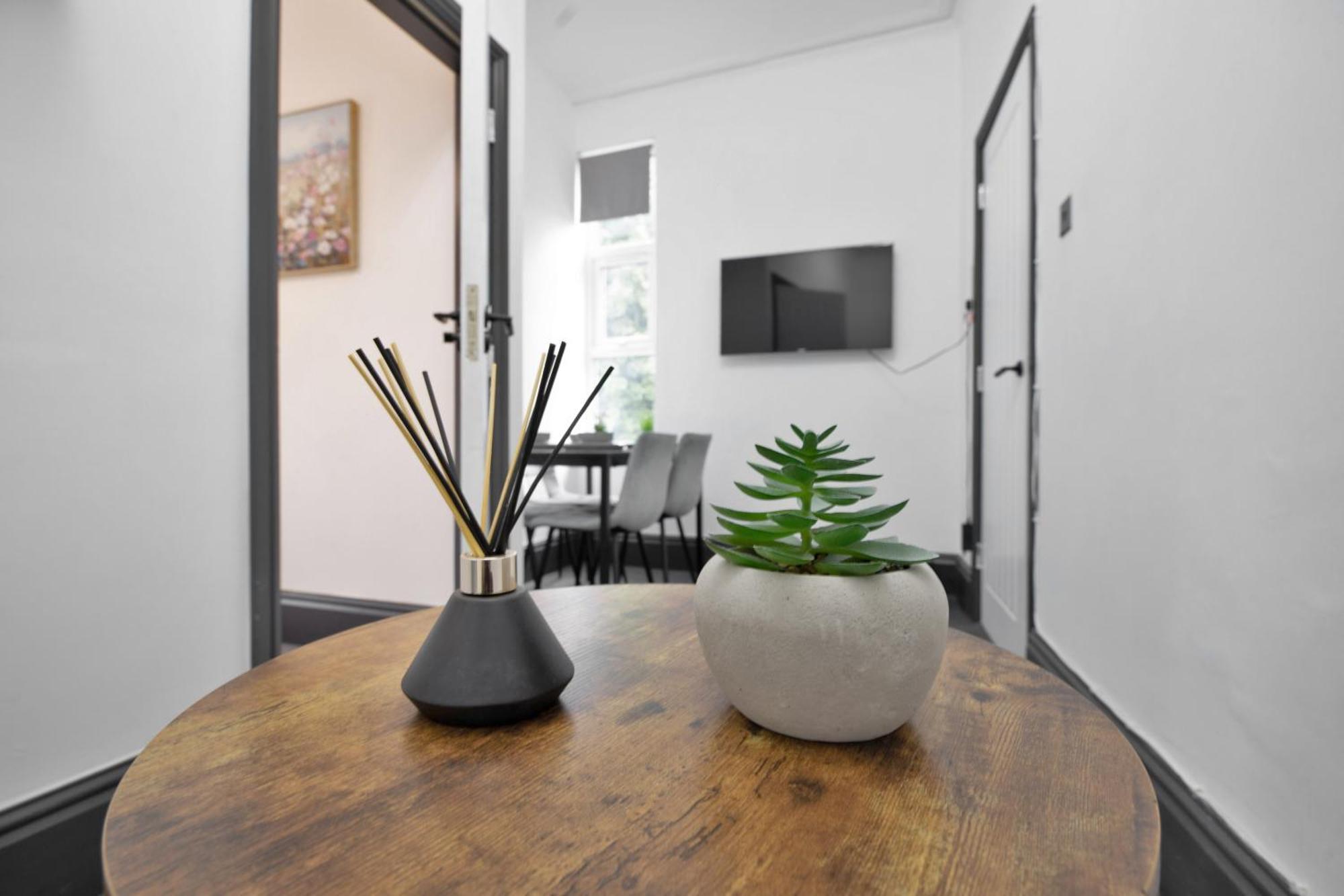 Cozy 2br - Free Parking - Equipped Kitchen Apartment *