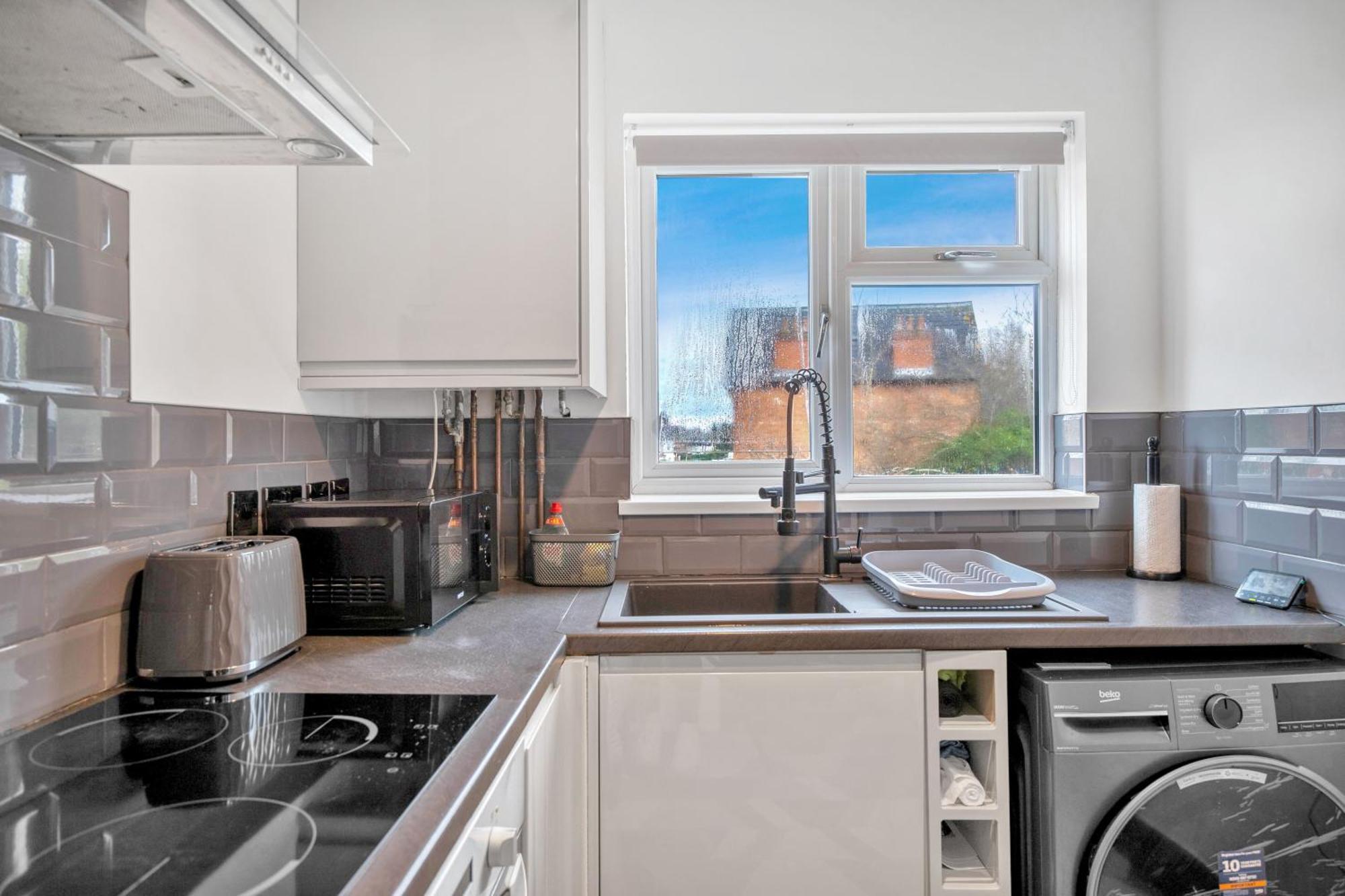 Cozy 2br - Free Parking - Equipped Kitchen Apartment