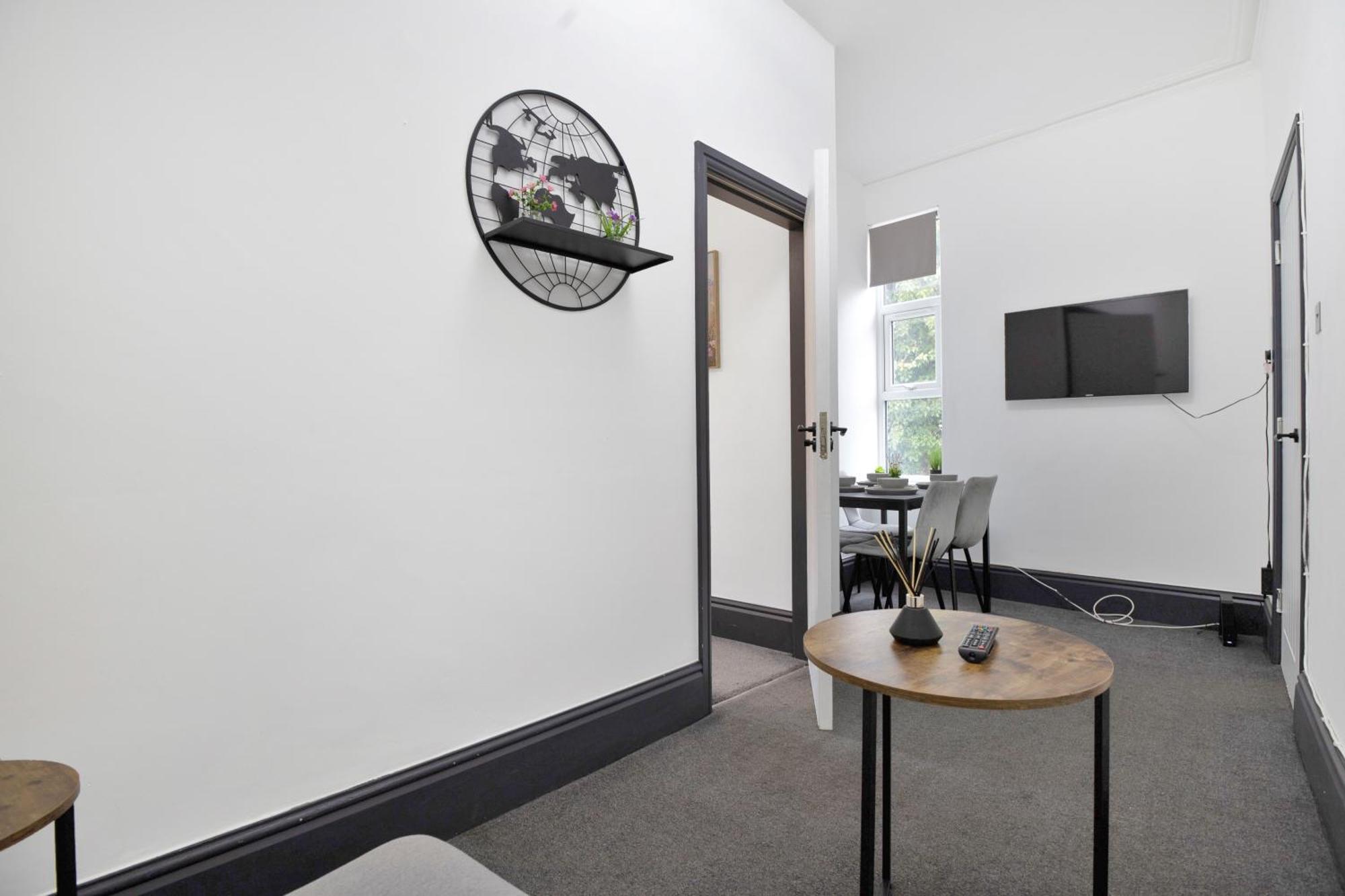 Cozy 2br - Free Parking - Equipped Kitchen Apartment *