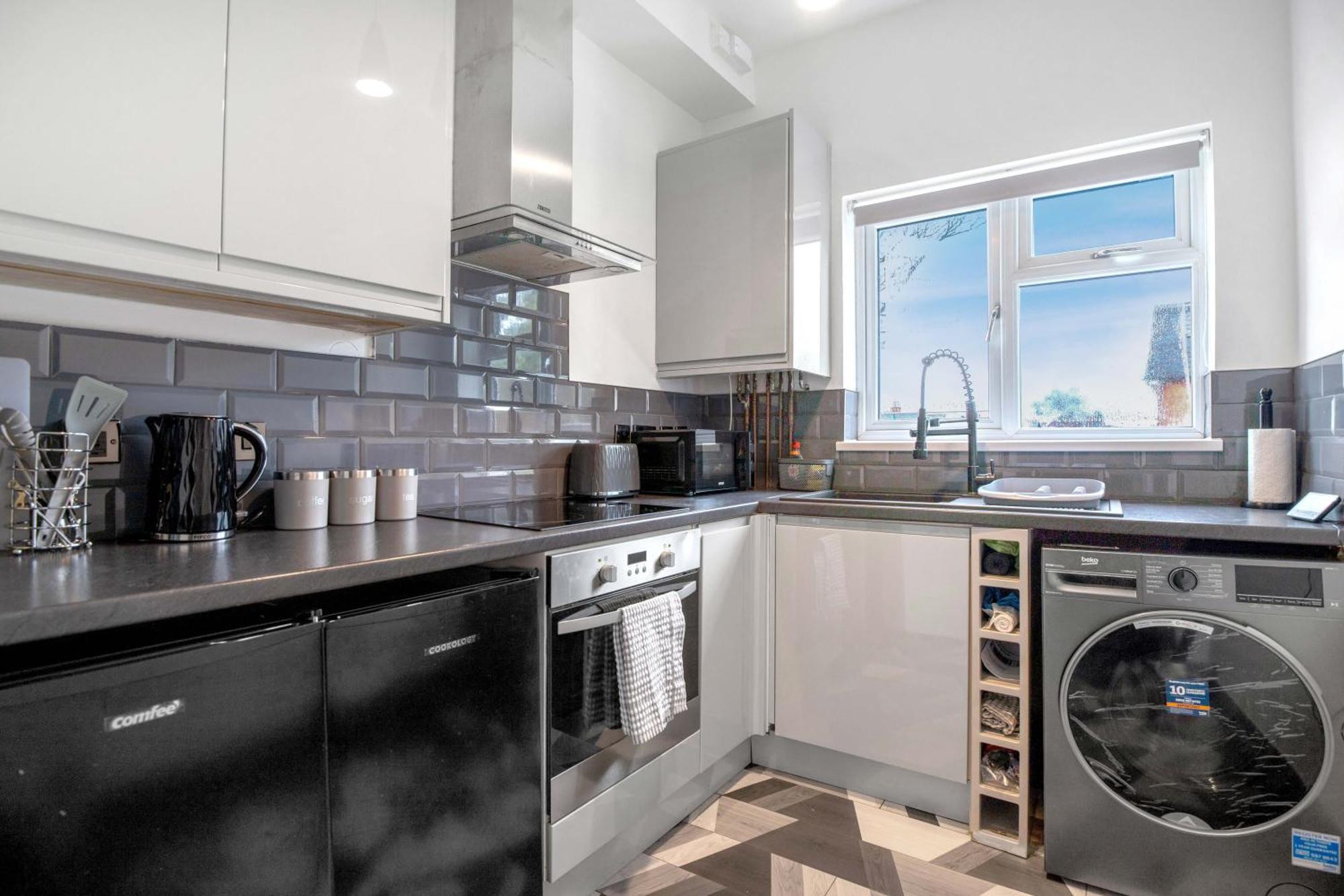 Cozy 2br - Free Parking - Equipped Kitchen Apartment *